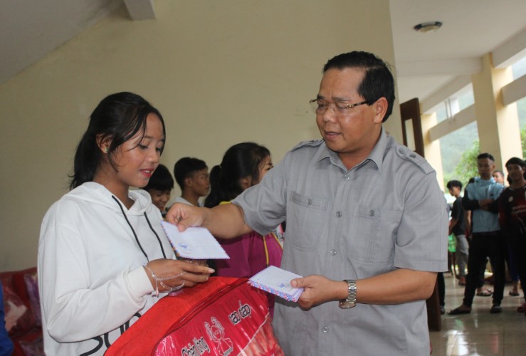 Đại diện UBND huyện Tây Giang trao quà hỗ trợ cho HS Trường THPT Võ Chí Công (huyện Tây Giang) sớm ổn định để học tập ở địa điểm mới.
