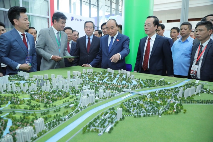 Thủ tướng Chính phủ Nguyễn Xuân Phúc tham quan các gian trưng bày tại Diễn đàn