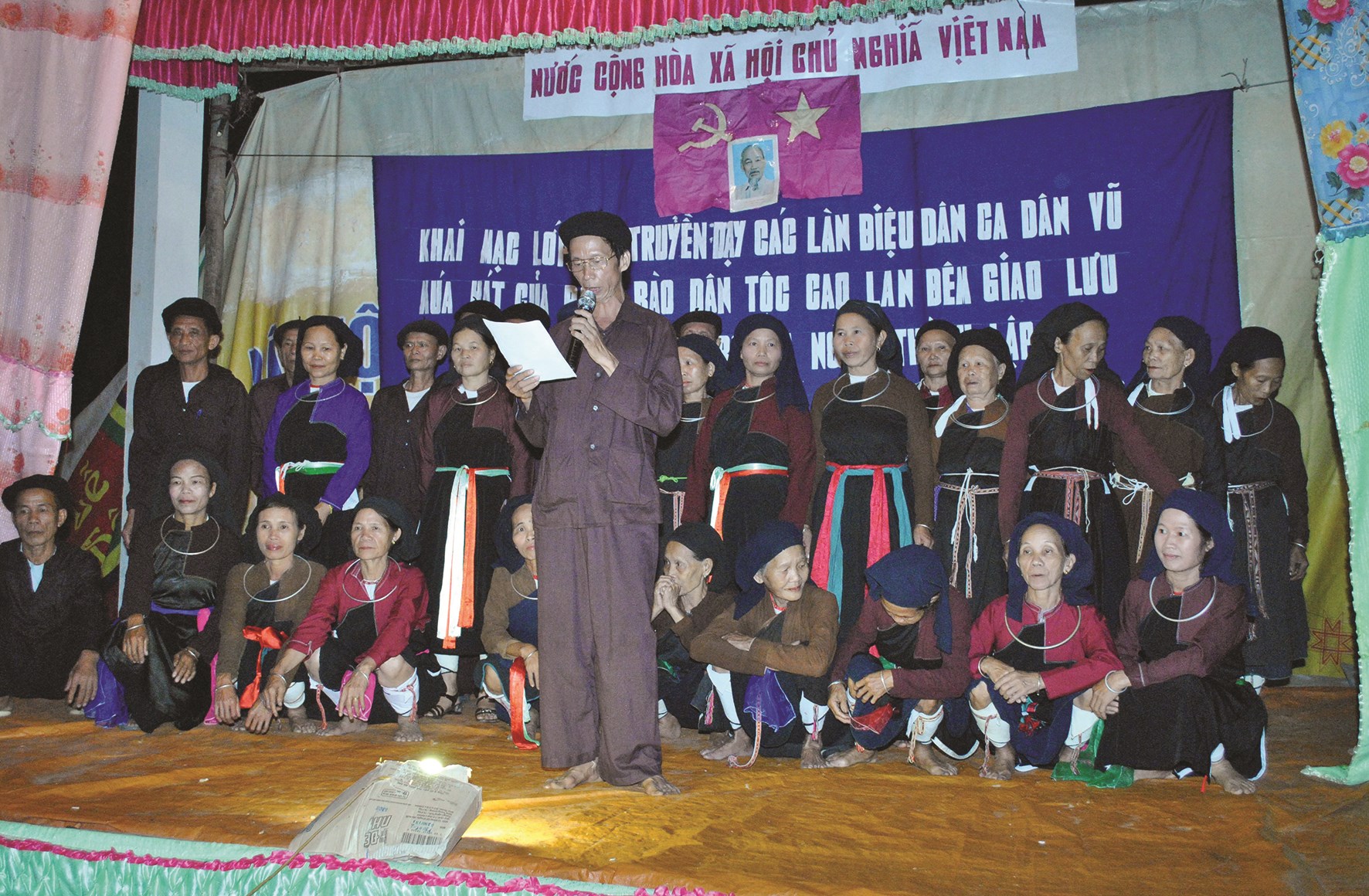 Nghệ nhân Hoàng Giang Lâm (người cầm Mic) trong buổi truyền dạy dân ca, dân vũ Cao Lan