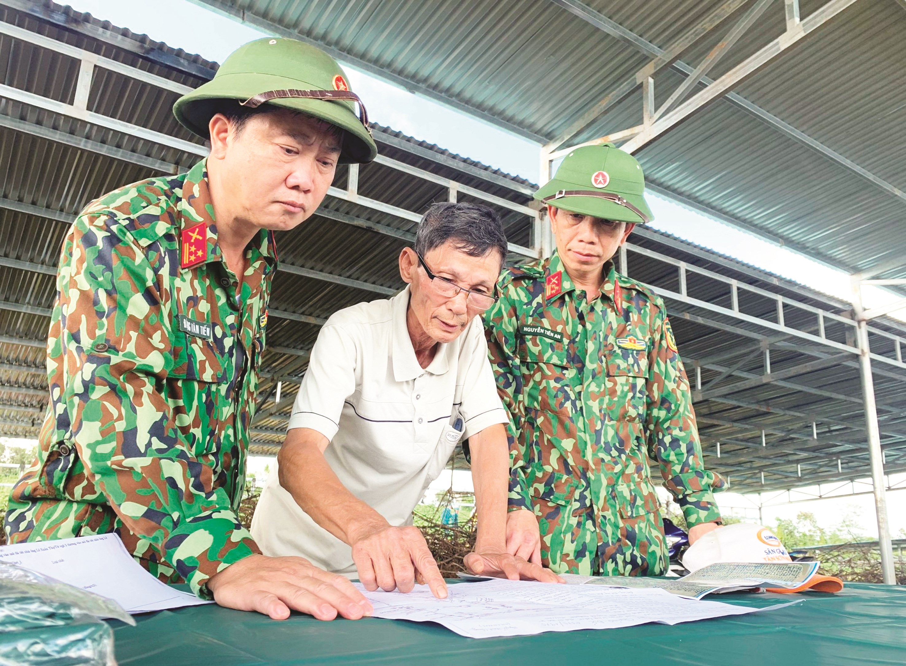 Ông Nguyễn Thành Chung cùng cán bộ, chiến sĩ Bộ CHQS tỉnh Đăk Nông nghiên cứu bản đồ.