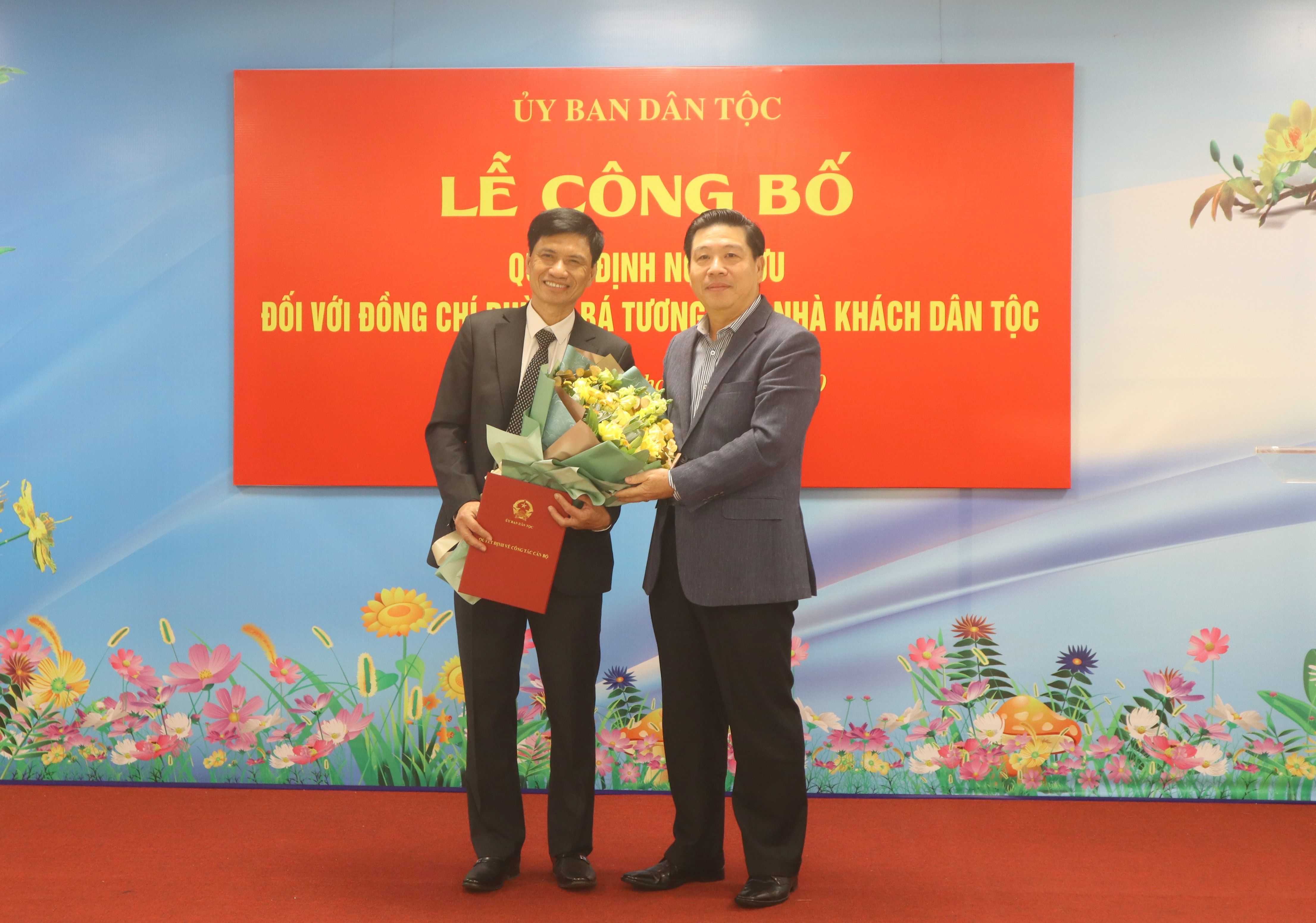 Thứ trưởng, Phó Chủ nhiệm UBDT Lê Sơn Hải trao Quyết định nghỉ hưu cho ông Phùng Bá Tương