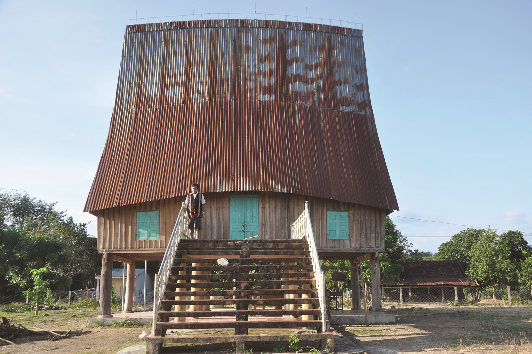 Mái nhà rông của đồng bào Rơ Măm ở làng Le, xã Mô Rai, huyện Sa Thầy