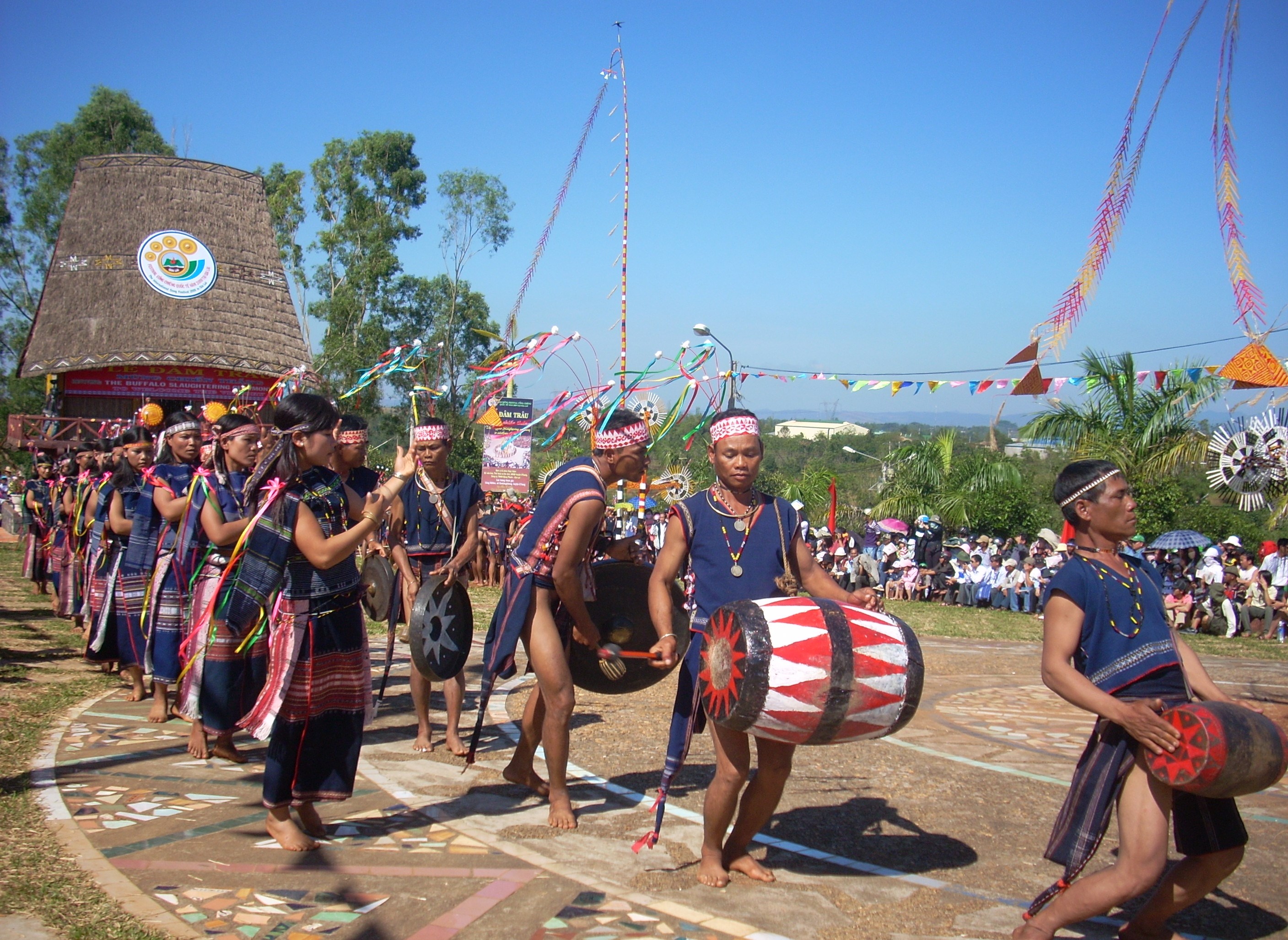 Đồng bào Ba Na, Kon Tum tổ chức lễ hội đâm trâu trước mái nhà rông