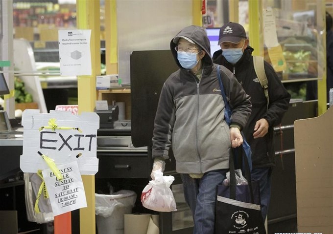 Người dân đeo khẩu trang đi siêu thị tại Vancouver, Canada, ngày 29/10. (Ảnh: Xinhua) 