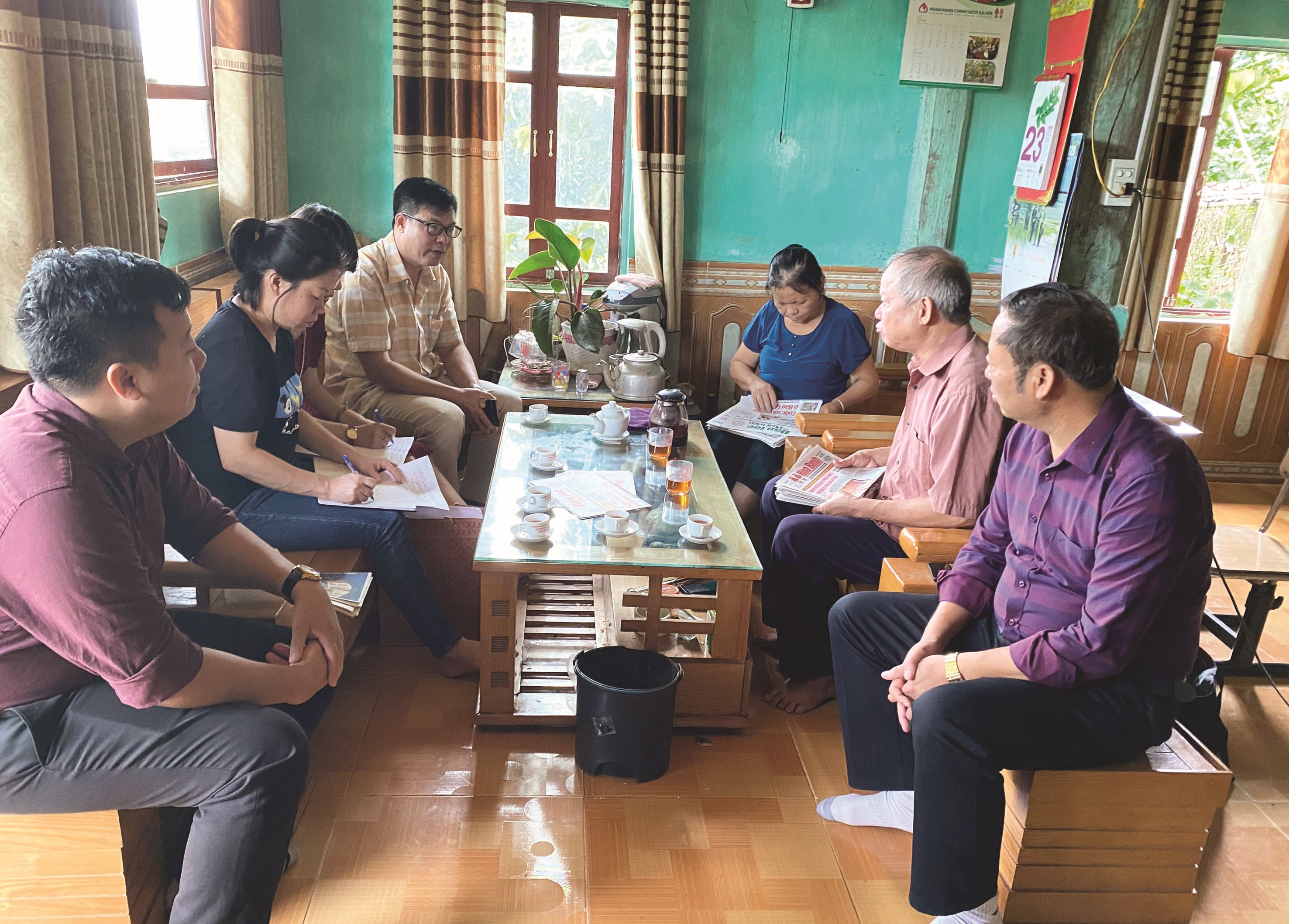 Đoàn công tác Báo Dân tộc và Phát triển trò chuyện với Người có uy tín tại xã Nhân Mỹ, huyện Tân Lạc. 