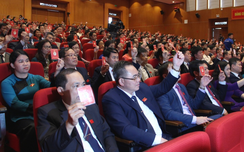 Các đại biểu biểu quyết thông qua Nghị quyết Đại hội Đảng bộ tỉnh Cao Bằng lần thứ XIX