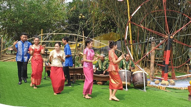 Đồng bào dân tộc Khmer giới thiệu đến du khách âm nhạc truyền thống. Ảnh: Hoàng Hải