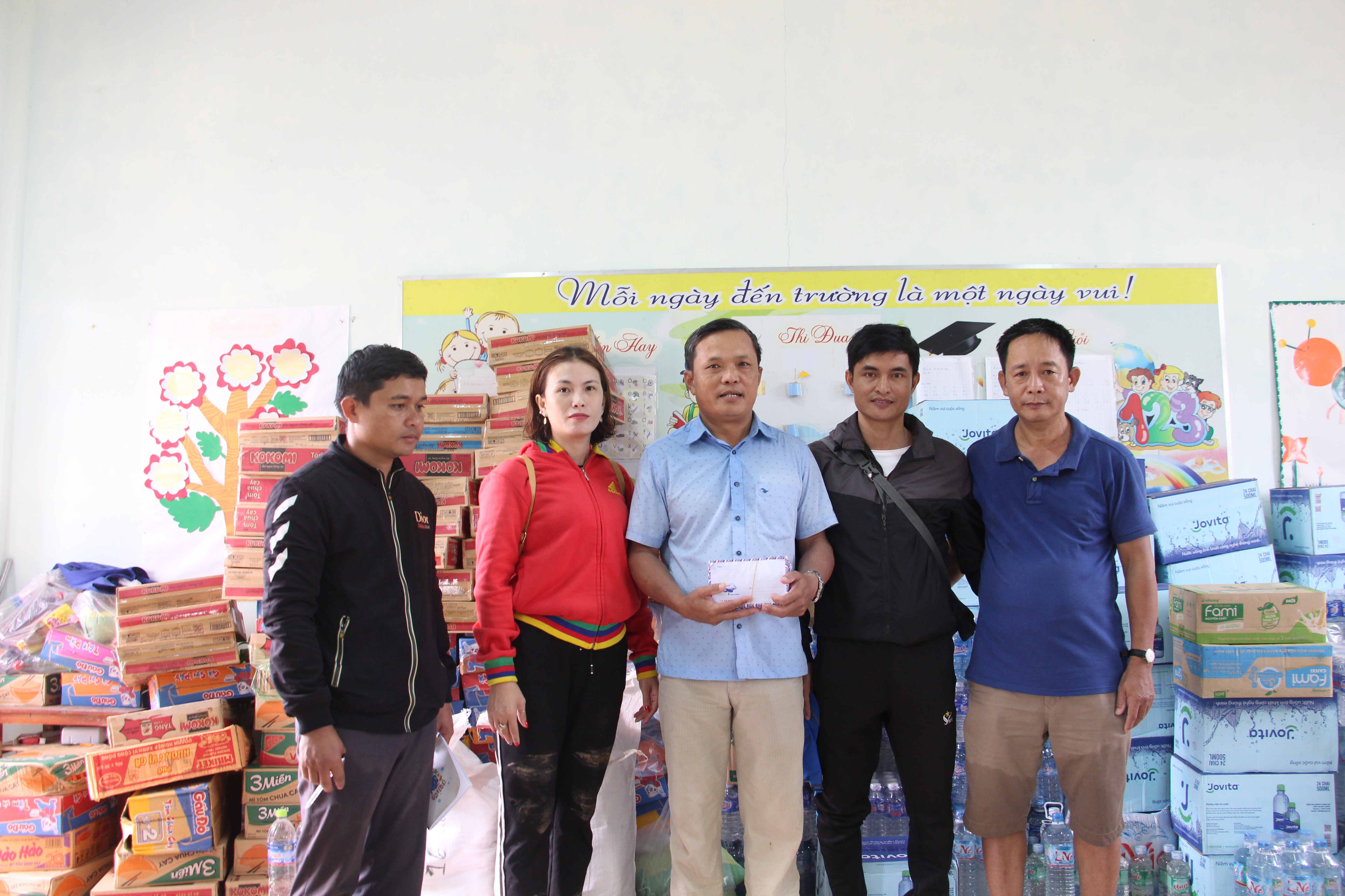 Đoàn từ thiện và Quỹ Dế Mèn trao quà cho Trường Dân tộc bán trú TH và THCS Hướng Sơn 