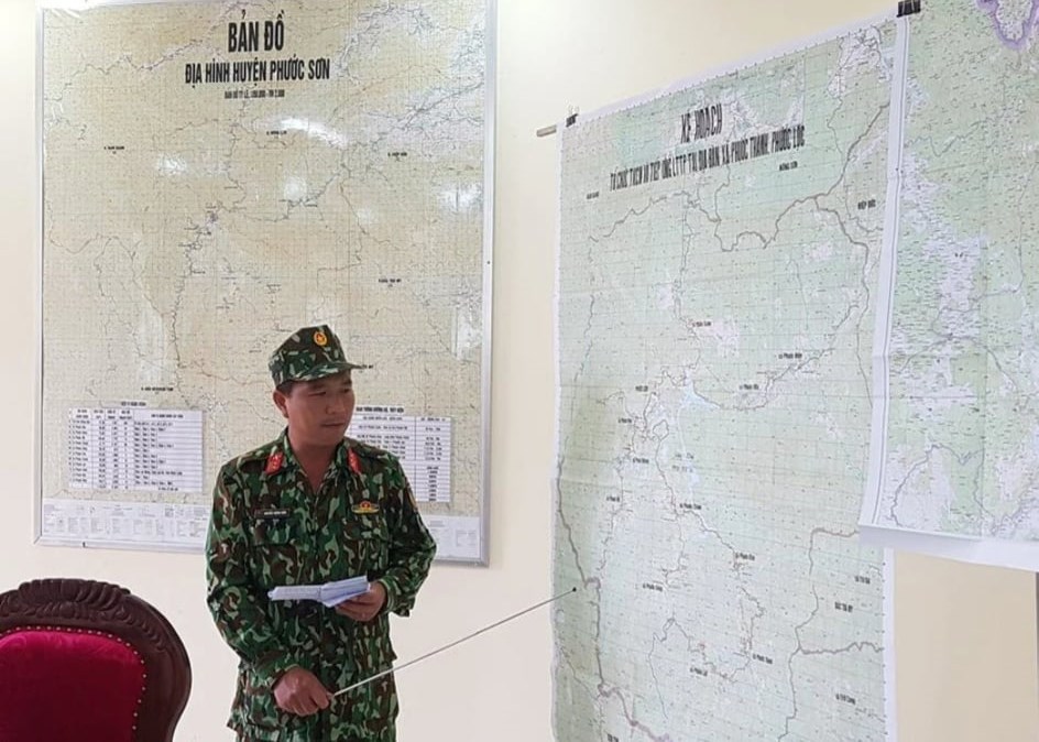 Chỉ huy trưởng BCH Quân sự huyện Phước Sơn (Quảng Nam) trình bày phương án tiếp tế cho người dân vùng cô lập do sạt lở