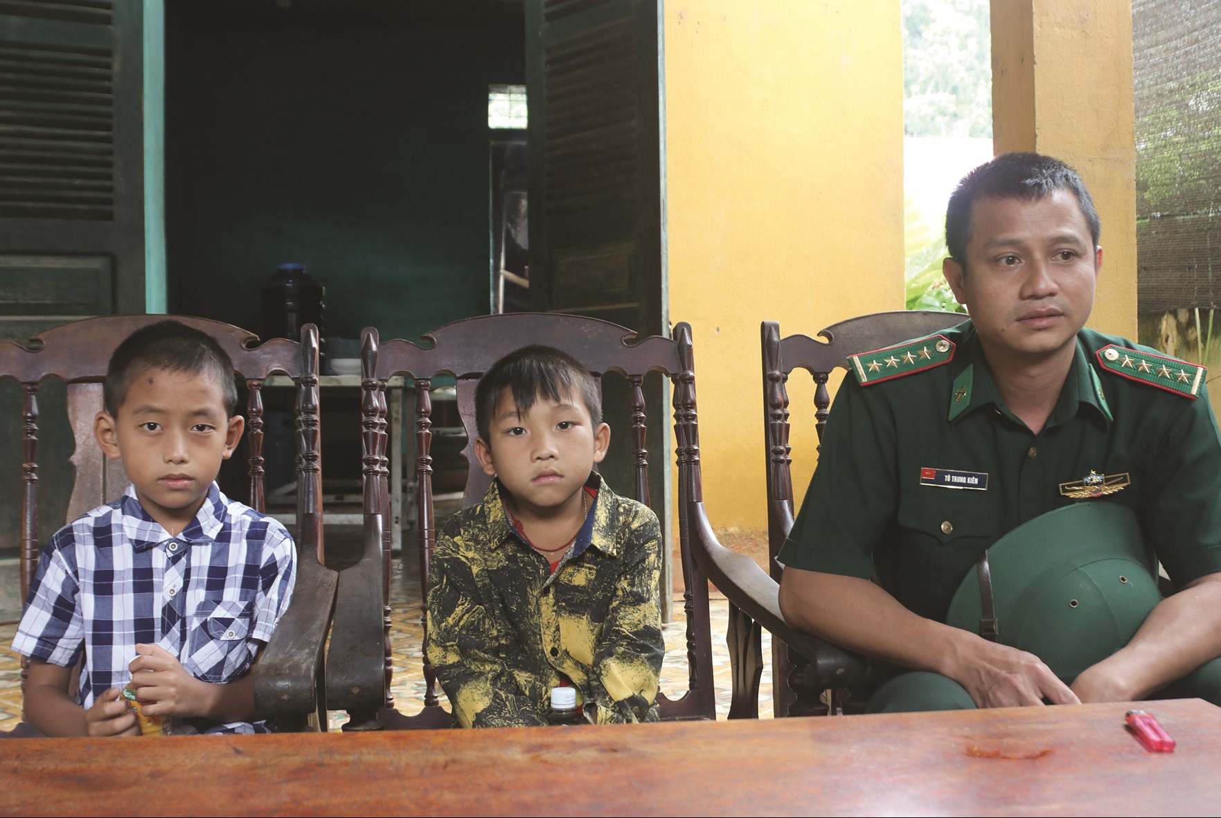 Hai em Ly A Thương và Hờ A Khải được ĐBP Cửa khẩu quốc tế Tây Trang nhận làm con nuôi. 