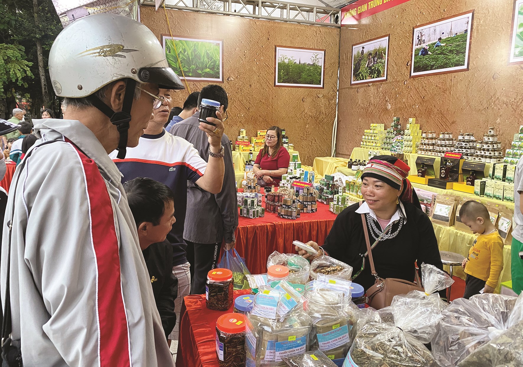 Các sản phẩm đặc trưng của tỉnh Hà Giang đã tạo ra sức hút lớn đối với người dân và du khách. (Ảnh chụp tại Triển lãm các thành tựu phát triển KT-XH và trưng bày giới thiệu sản phẩm tiêu biểu của tỉnh Hà Giang, ngày 16/10/2020). 