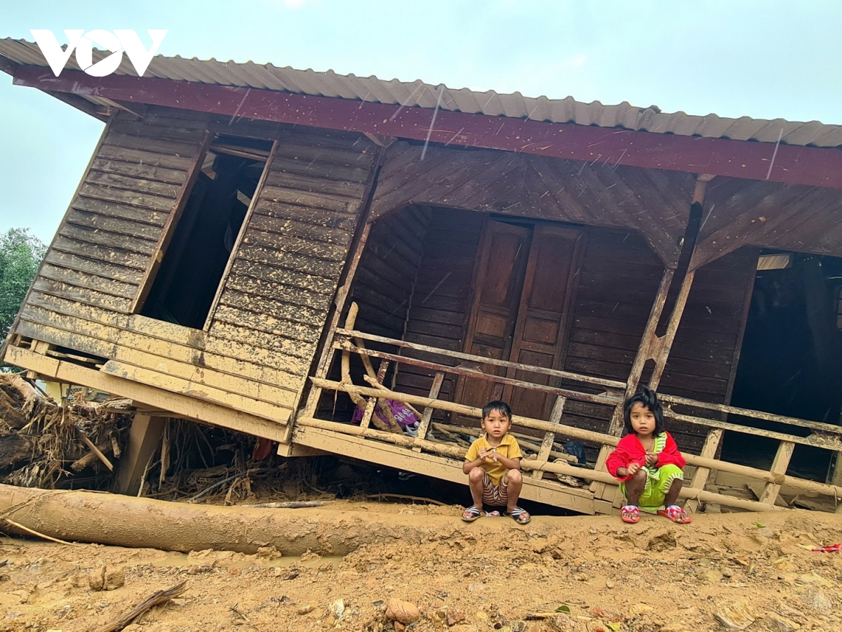 Nhà cửa bị sập, cuộc sống gia đình khó khăn, các em nhỏ thiếu điều kiện để đến trường.