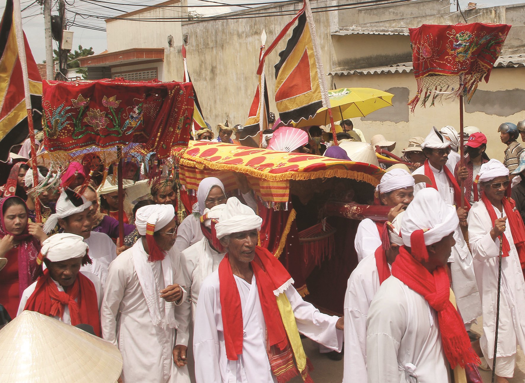 Lễ rước y trang được trong Lễ hội Katê