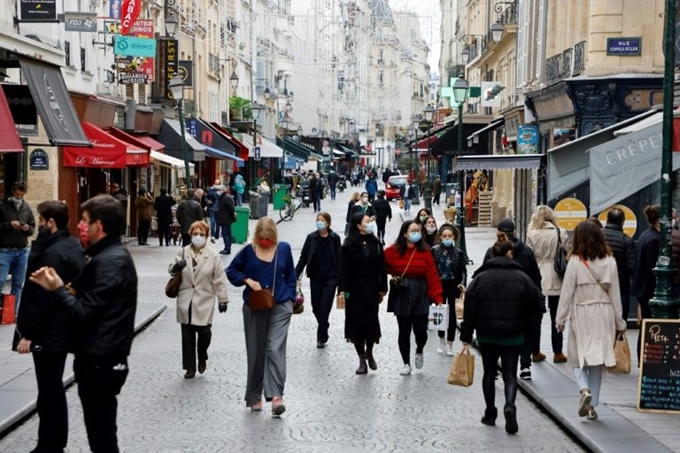Người đi bộ đeo khẩu trang trên đường Montorgueil, ở trung tâm Paris, ngày 2/11/2020. (Ảnh: AFP)