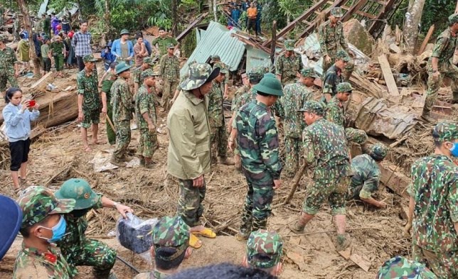 Lực lượng cứu hộ vẫn đang nỗ lực tìm kiếm người mất tích ở Trà Leng.