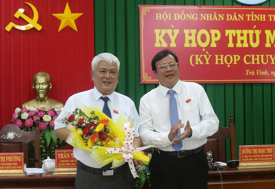 Ông Lê Văn Hẳn (bên phải, tân Chủ tịch UBND tỉnh Trà Vinh) và ông Đồng Văn Lâm (trái) tặng hoa và chụp ảnh lưu niệm tại kỳ họp