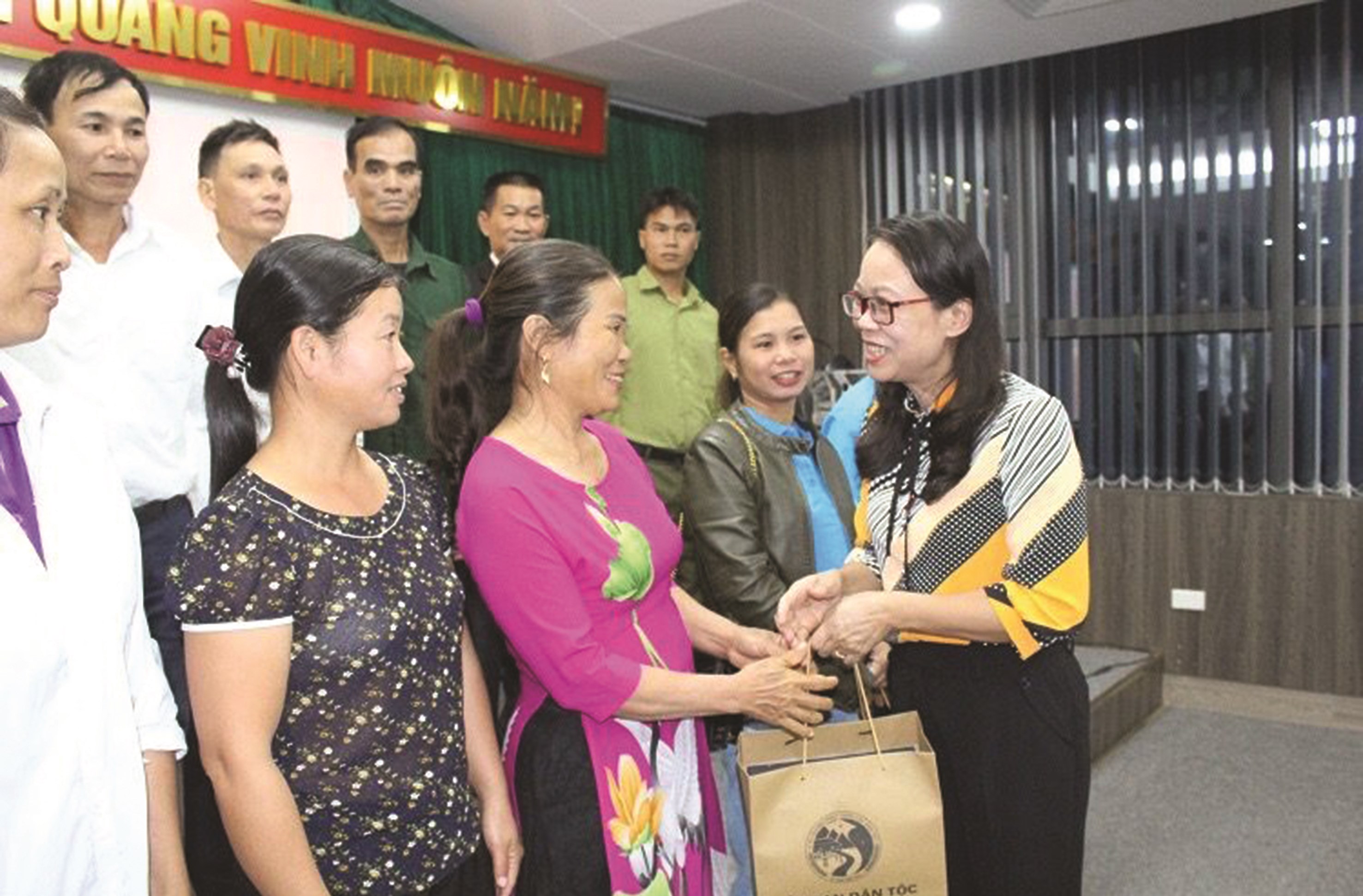 Thứ trưởng, Phó Chủ nhiệm Ủy ban Dân tộc Hoàng Thị Hạnh thăm hỏi, tặng quà Người có uy tín trong đồng bào DTTS tỉnh Tuyên Quang nhân dịp Đoàn về thăm Thủ đô Hà Nội (tháng 10/2020).