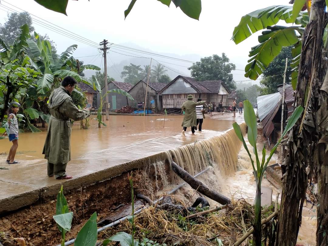 Lũ lụt làm sạt lở và chia cắt nhiều ngôi làng tại xã Vĩnh Kim, huyện Vĩnh Thạnh
