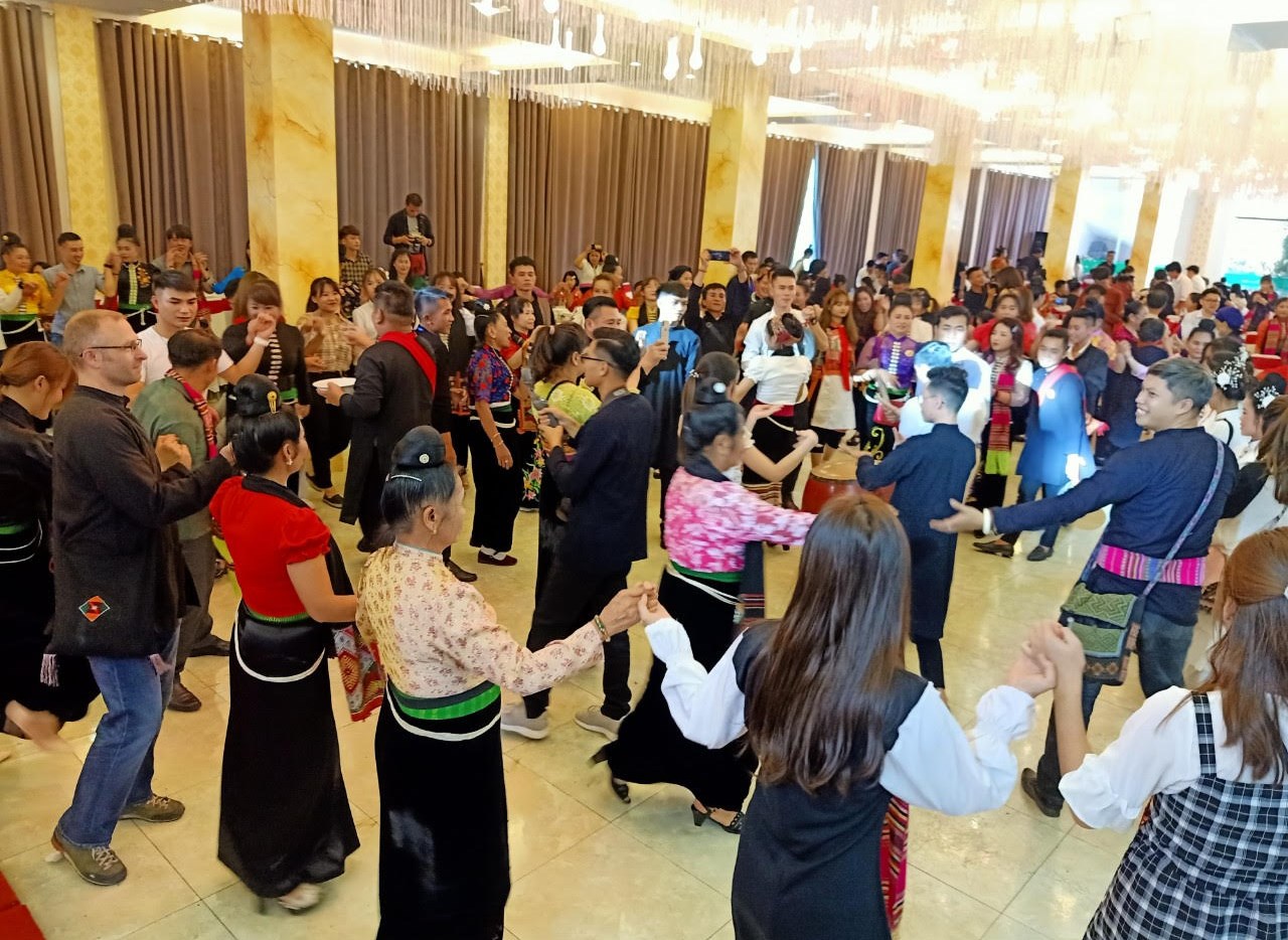 Các đại biểu cùng nhau vui điệu múa Xòe truyền thống người Thái
