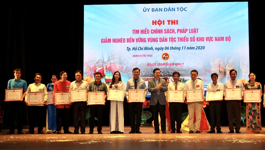 Thứ Trưởng, Phó Chủ nhiệm UBDT Lê Sơn Hải– Trưởng Ban Tổ chức Hội thi trao Bằng khen của UBDT cho đội thi