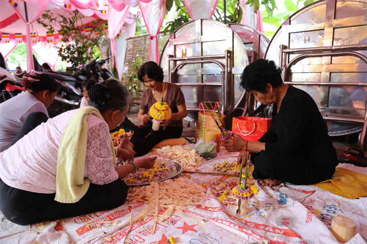 Một gia đình người Khmer ở huyện Tiểu Cần, tỉnh Trà Vinh chuẩn bị cho Lễ Dâng Bông của đồng bào dân tộc Khmer. Ảnh: TTH