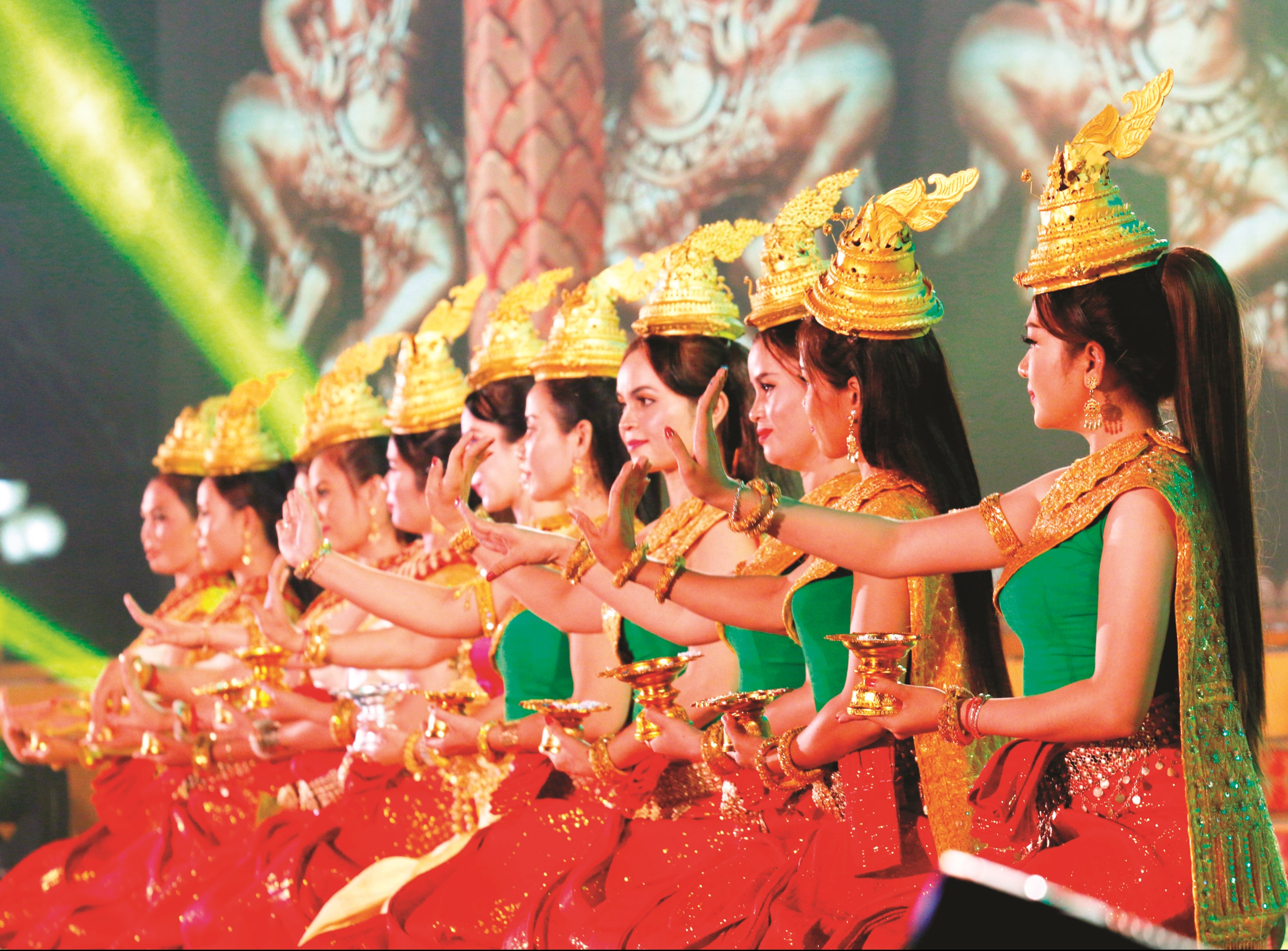 Múa Apsara truyền thống của người Khmer là một trong những vũ điệu cung đình độc đáo, ấn tượng