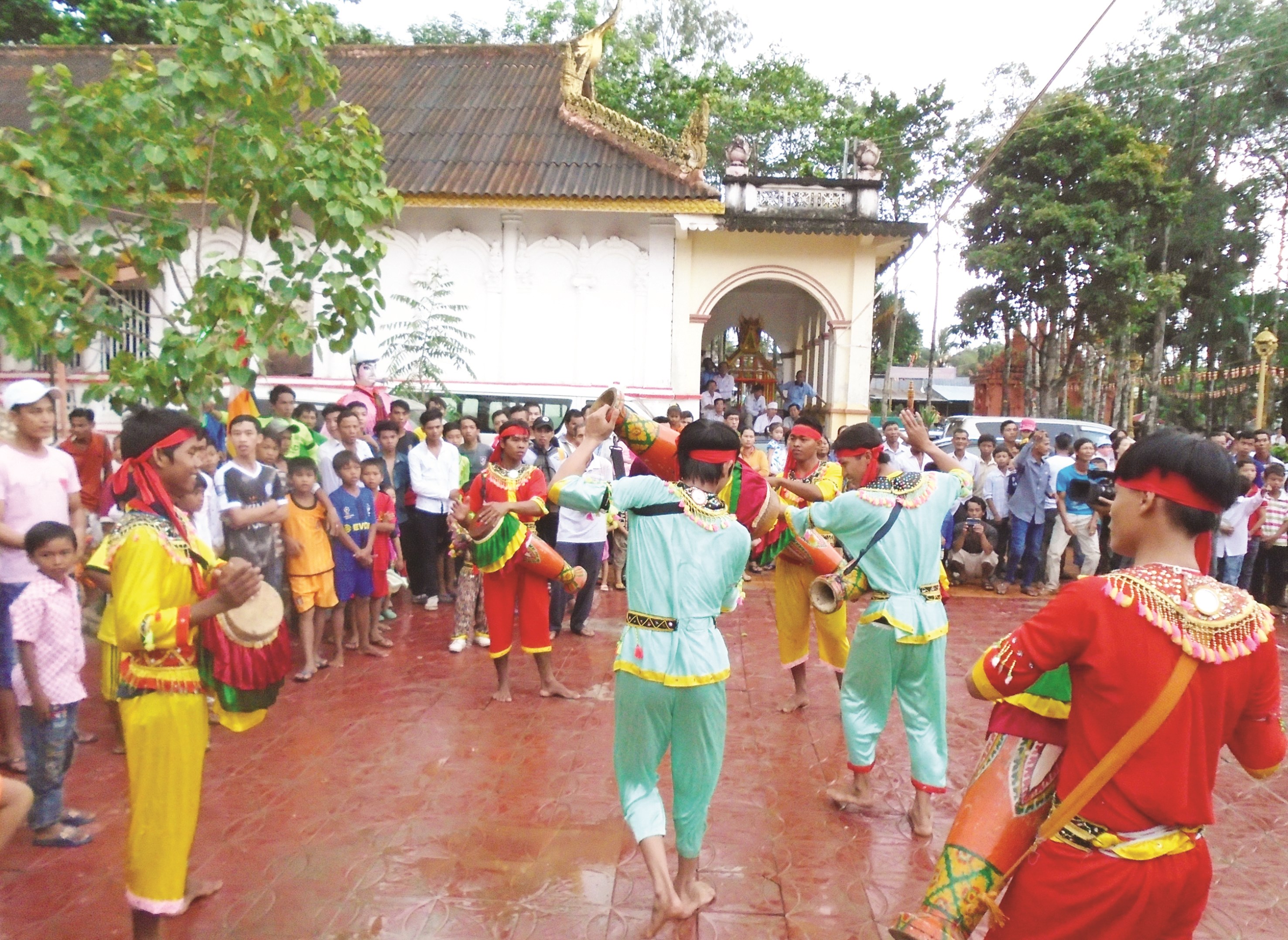 Điệu múa trống Sadăm rộn ràng vui nhộn của Đội múa chùa Bốn Mặt xã Phú Tân, huyện Châu Thành (Sóc Trăng)