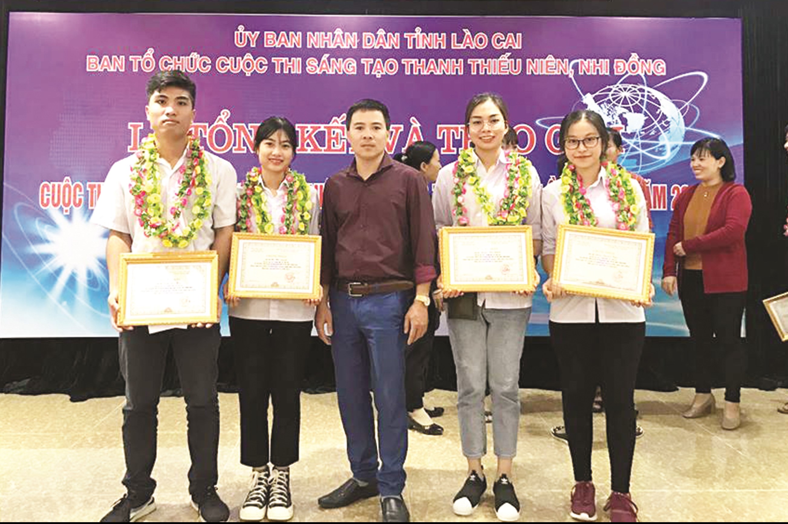 Thầy giáo Hoàng Trung Kiên và nhóm học sinh tham gia cuộc thi sáng tạo thanh, thiếu niên tỉnh Lào Cai