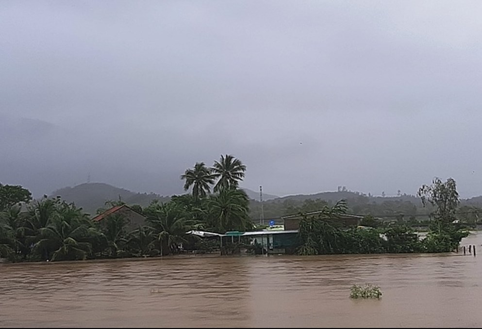 Nhiều vùng trong tỉnh Khánh Hòa bị ngập nặng do mưa bão