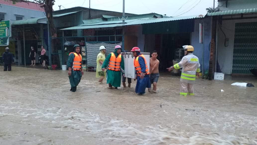 Lực lượng chức năng giúp người dân huyện Vân Canh di dời đồ đạc