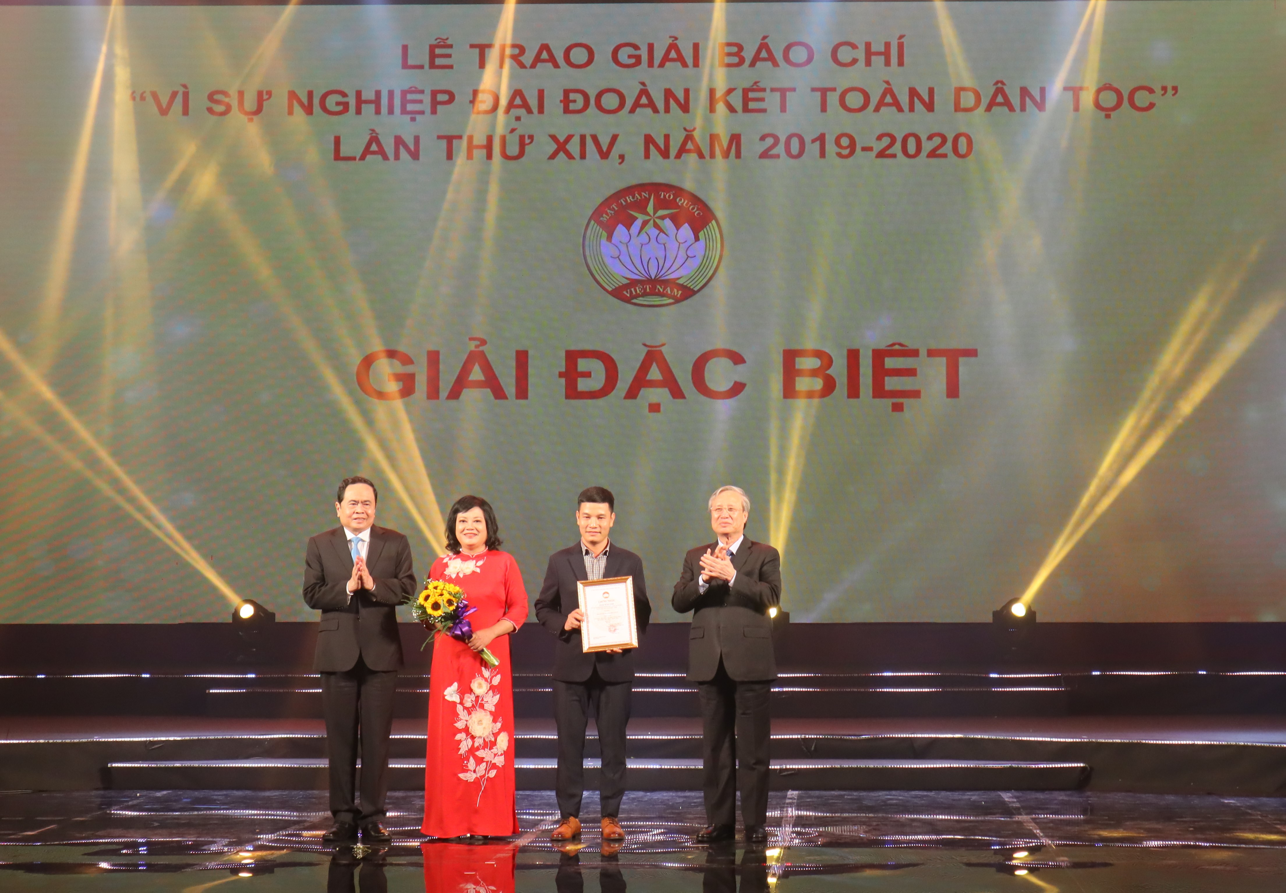 Ủy viên Bộ Chính trị, Thường trực Ban Bí thư Trần Quốc Vượng và Chủ tịch Ủy ban Trung ương MTTQ Việt Nam Trần Thanh Mẫn trao giải Đặc biệt cho đại diện Đài Truyền hình Việt Nam.
