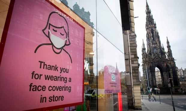 Một cửa hàng ở thành phố Edinburgh, Scotland trưng biển cảm ơn khách hàng đã đeo khẩu trang để phòng chống COVID-19 (Ảnh: PA)