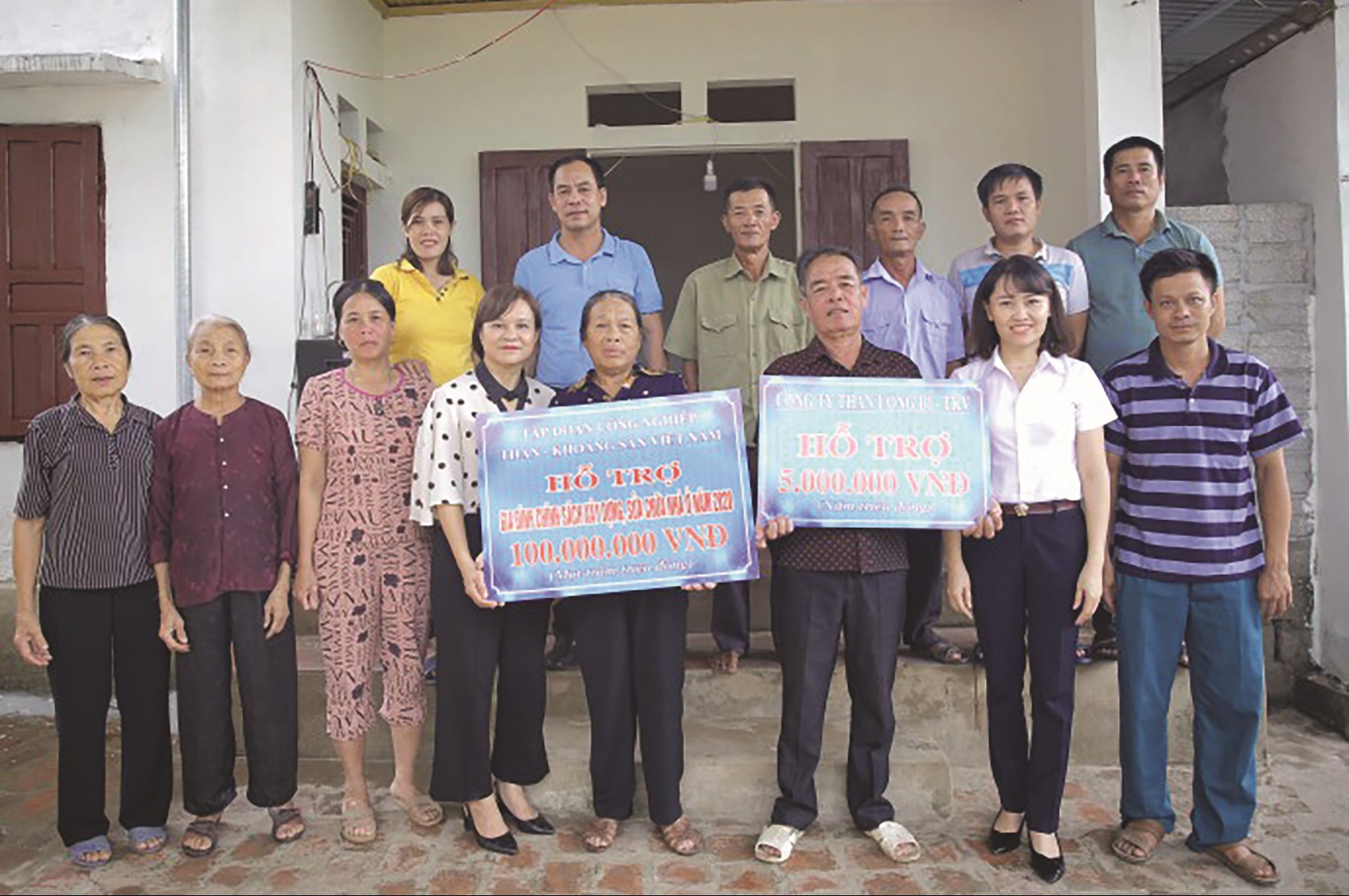 Công ty Than Uông Bí trao tiền hỗ trợ gia đình chính sách