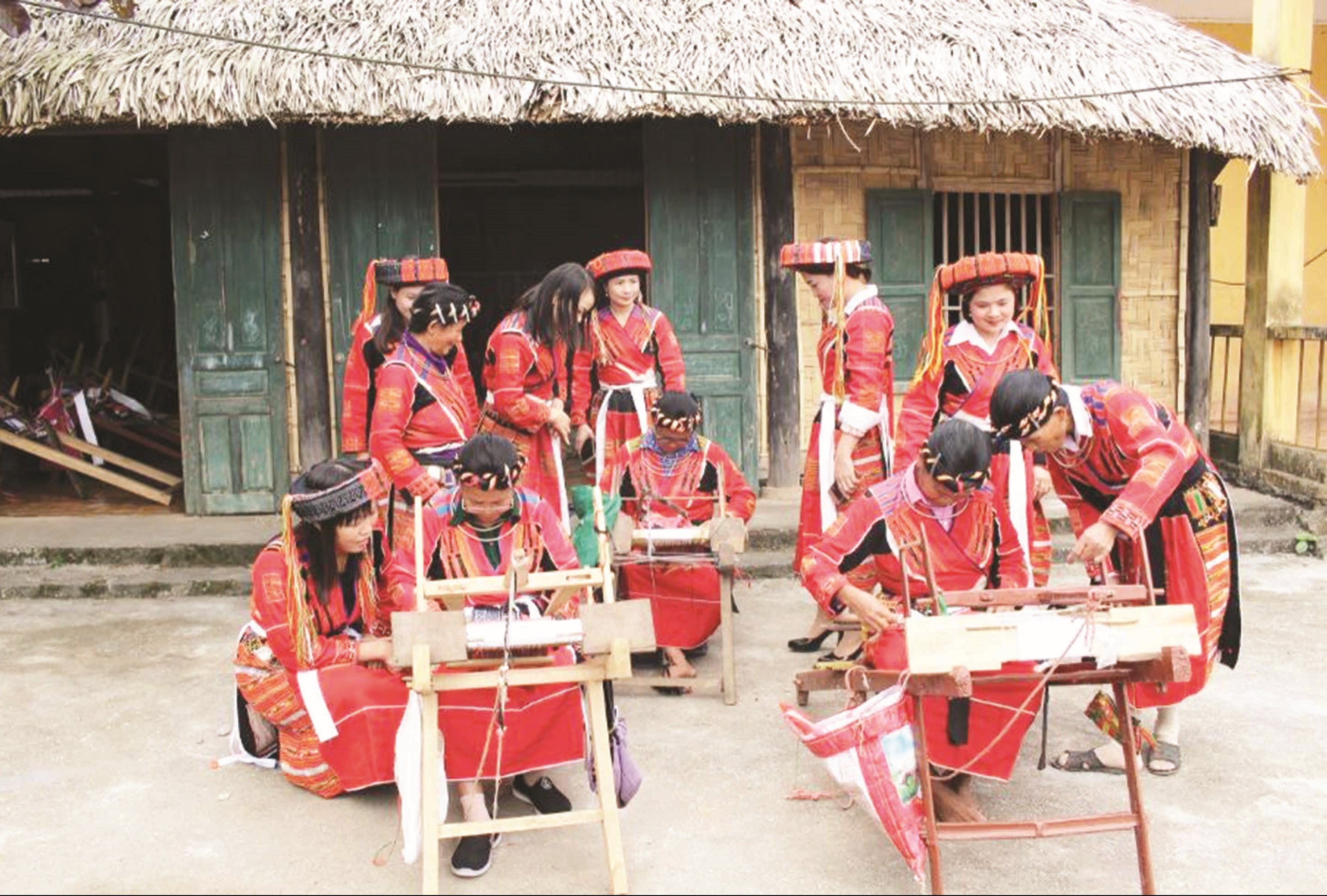 Đồng bào Pà Thẻn ở xã Tân Bắc, huyện Quang Bình tham gia lớp dạy nghề dệt thổ cẩm truyền thống.