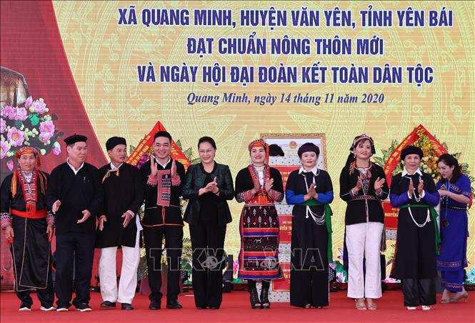 Chủ tịch Quốc hội Nguyễn Thị Kim Ngân tặng quà nhân dân xã Quang Minh (Yên Bái). Ảnh: Trọng Đức/TTXVN