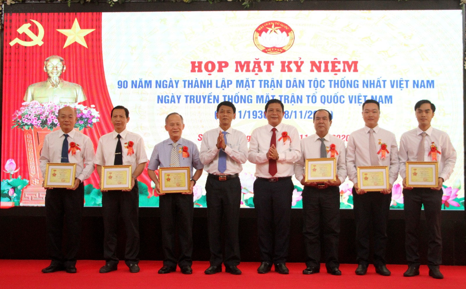 Ông Lâm Văn Mẫn - Bí thư Tỉnh uỷ ( người thứ 4 từ bên trái ) trao Kỷ niệm chương “Vì sự nghiệp đại đoàn kết dân tộc” cho 6 cá nhân 