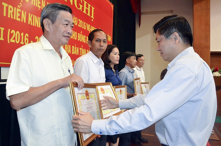 Ông Trần Văn Tuấn, Phó Chủ tịch UBND tỉnh trao Bằng khen cho các tập thể đạt thành tích xuất sắc trong thực hiện Nghị quyết 48/2016/NQ-HĐND của HĐND tỉnh về Đề án phát triển KT-XH cho đồng bào DTTS trên địa bàn tỉnh, giai đoạn II (2016-2020)