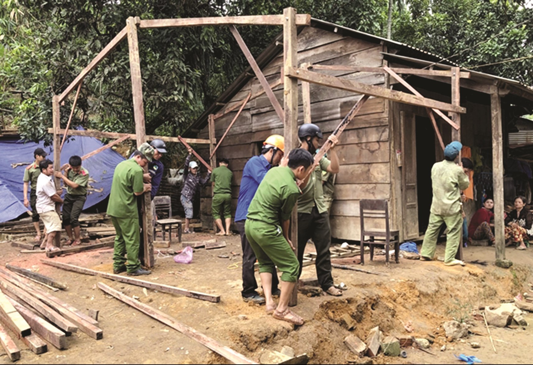 Lực lượng Công an tại tỉnh Quảng Nam giúp người dân dựng lại nhà sau bão