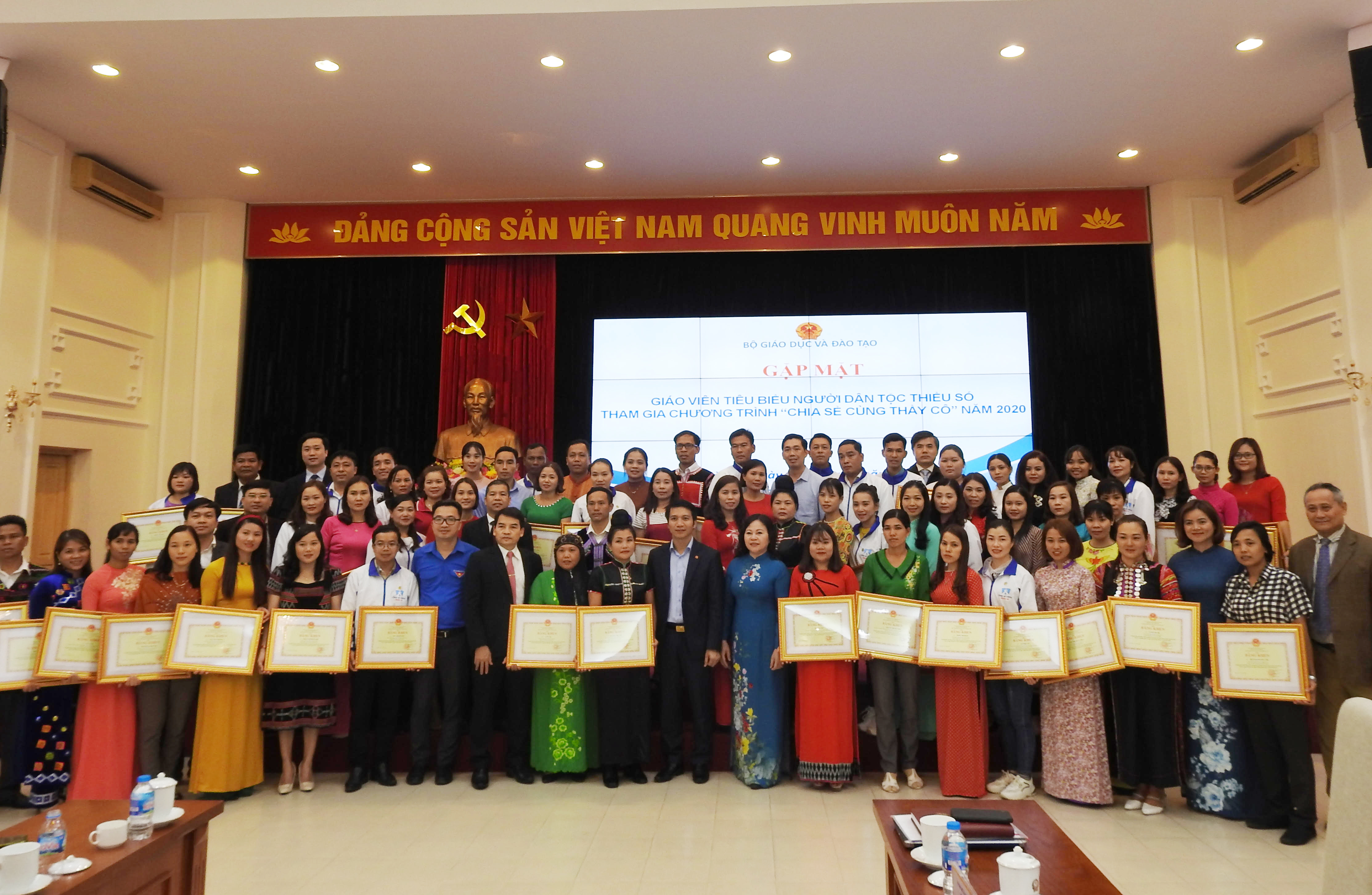 Thứ trưởng Bộ Giáo dục và Đào tạo Ngô Thị Minh chụp ảnh lưu niệm cùng các thầy cô giáo