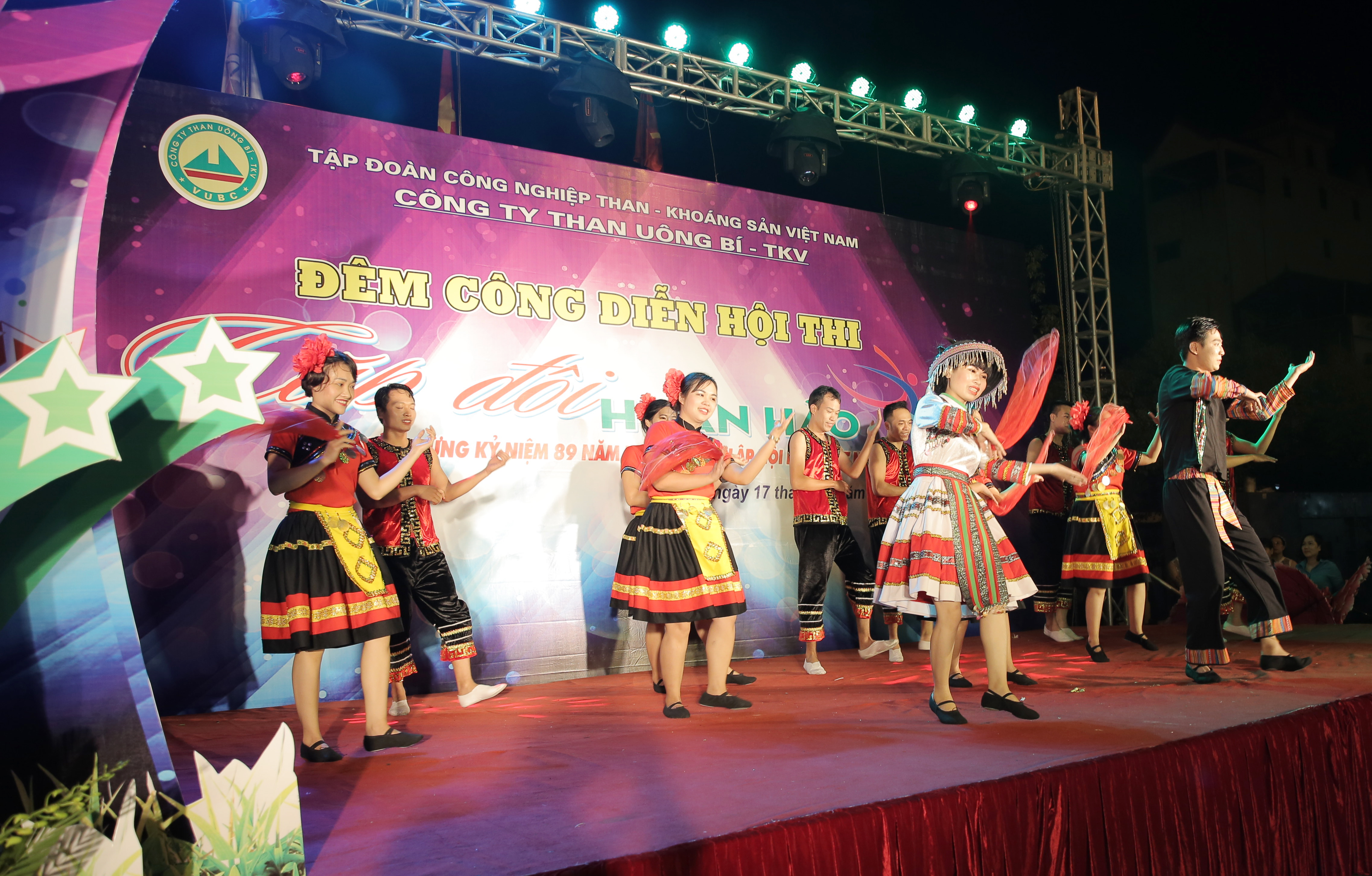 Các bài hát, điệu múa dân tộc luôn xuất hiện trong các cuộc thi tại Công ty Than Uông Bí. 