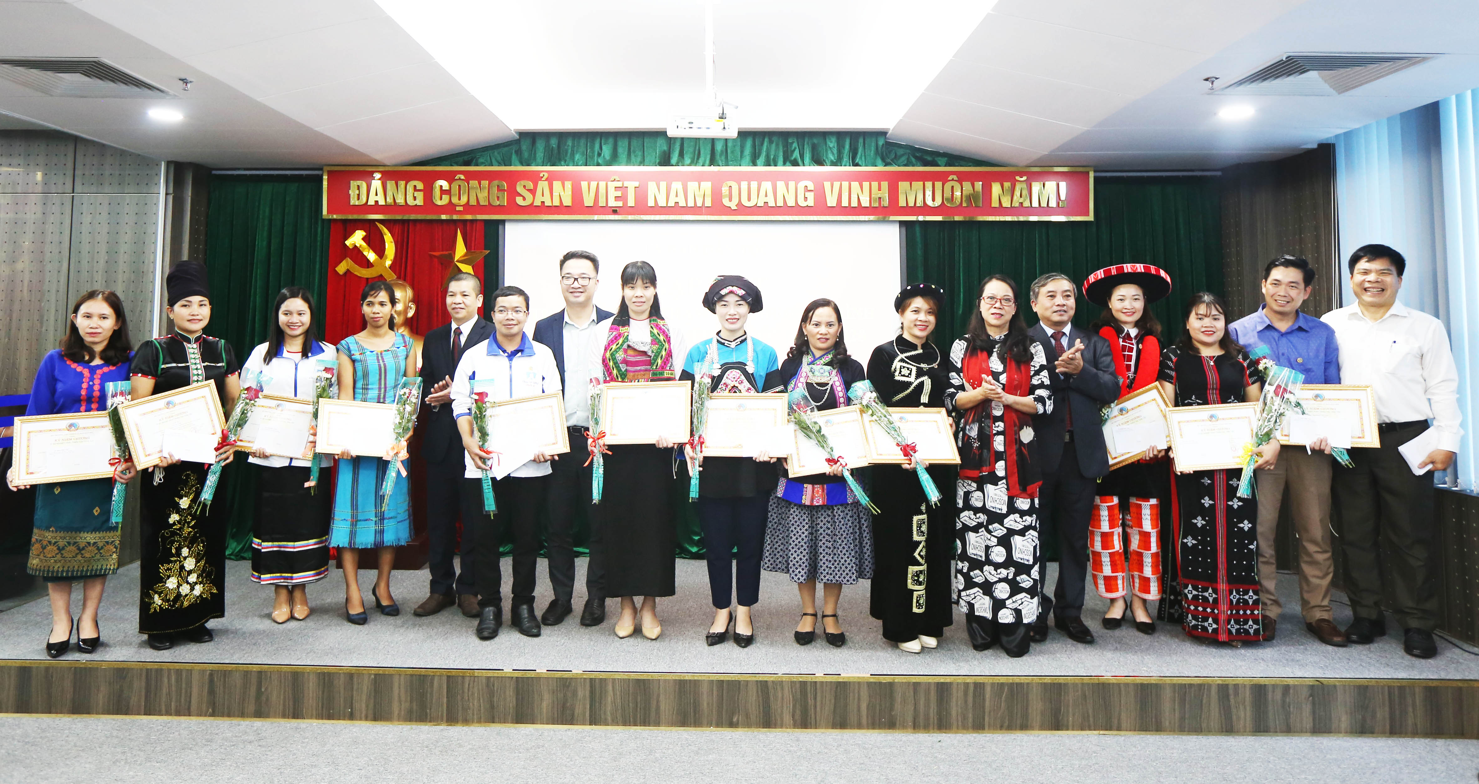 Thứ Trưởng, Phó Chủ nhiệm UBDT Hoàng Thị Hạnh trao quà của UBDT cho các thầy cô giáo