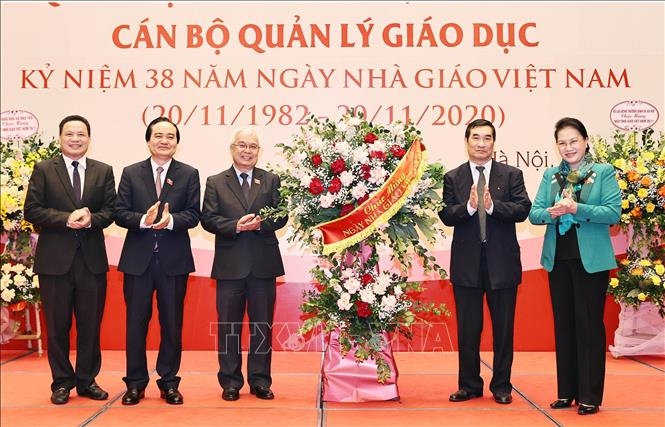 Chủ tịch Quốc hội Nguyễn Thị Kim Ngân tặng các đại biểu lẵng hoa tại buổi gặp mặt. Ảnh: Trọng Đức - TTXVN 