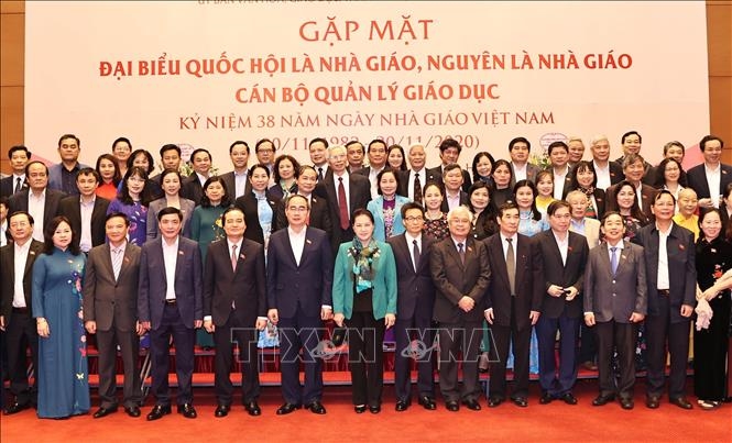 Chủ tịch Quốc hội Nguyễn Thị Kim Ngân với các đại biểu tại buổi gặp mặt. - Ảnh: Trọng Đức/TTXVN 