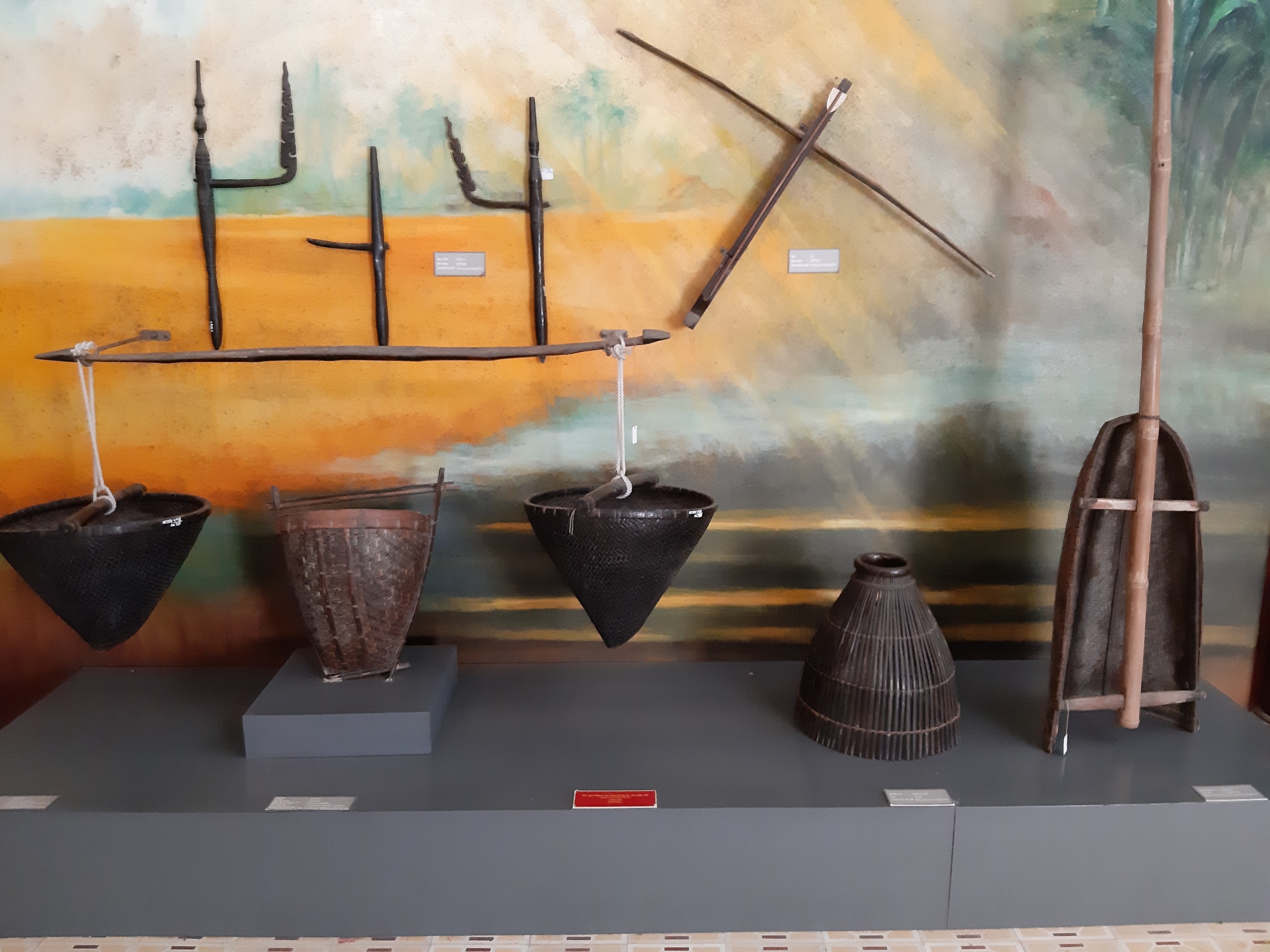 Các loại nông cụ lao động của người Khmer trong sản xuất nông nghiệp và đánh bắt thủy sản được trưng bày tại Bảo tàng