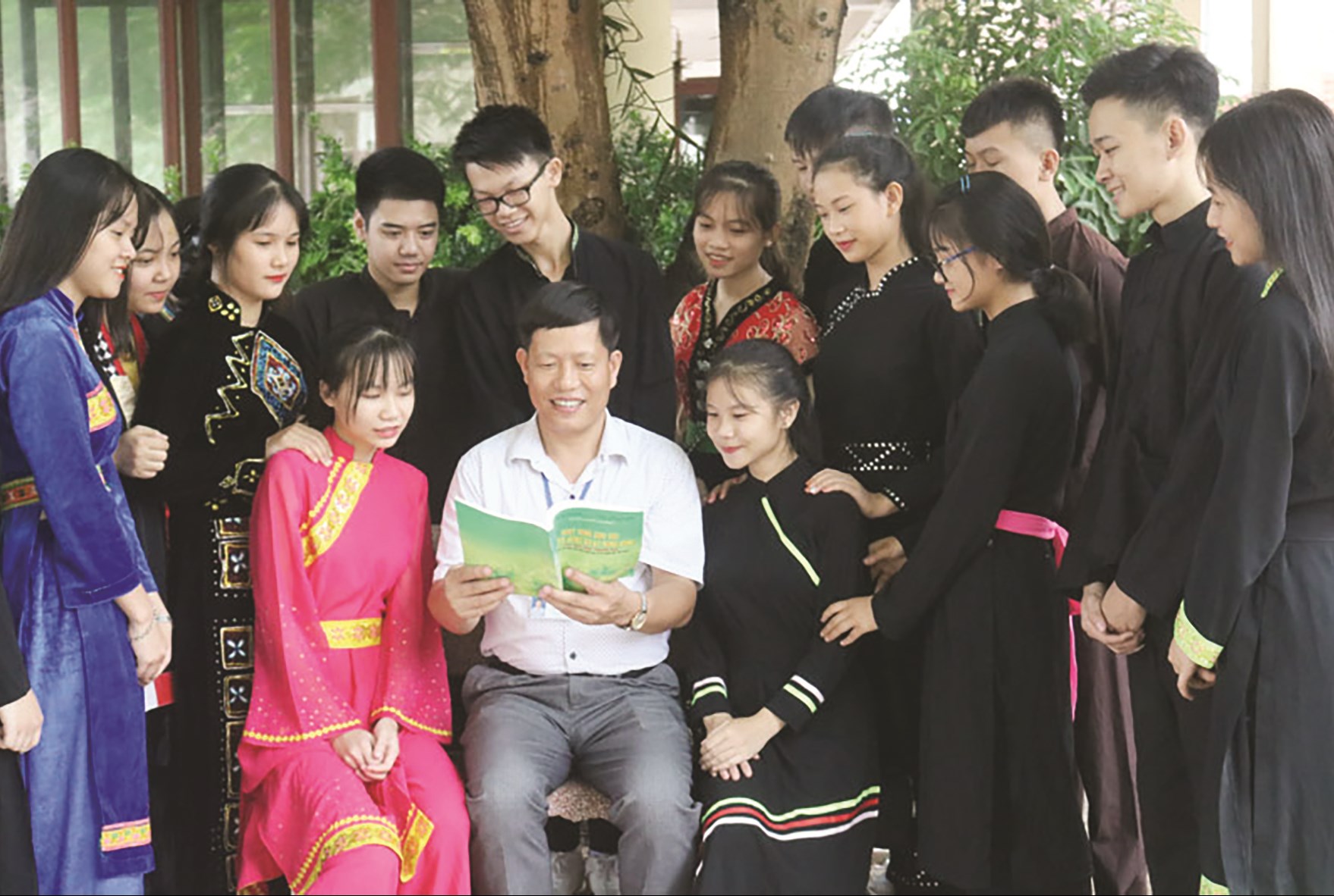 Thầy Nguyễn Văn Trường trao đổi kiến thức với các em học sinh của trường. 