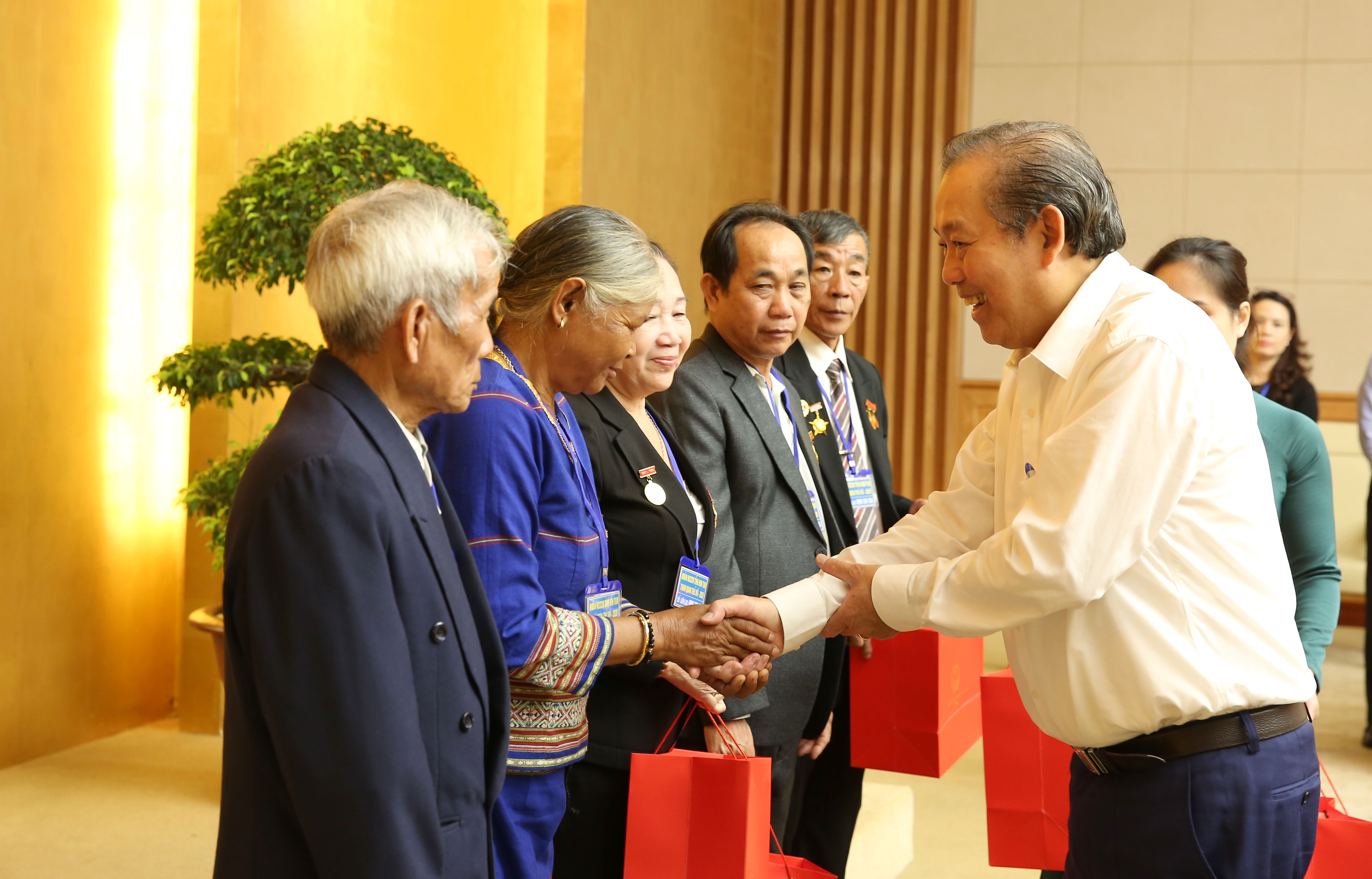 Phó Thủ tướng Thường trực Chính phủ tặng quà người có công tỉnh Kon Tum. Ảnh: VGP/Lê Sơn