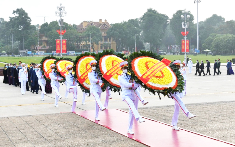 Vòng hoa của đoàn mang dòng chữ “Đời đời nhớ ơn Chủ tịch Hồ Chí Minh vĩ đại”. 