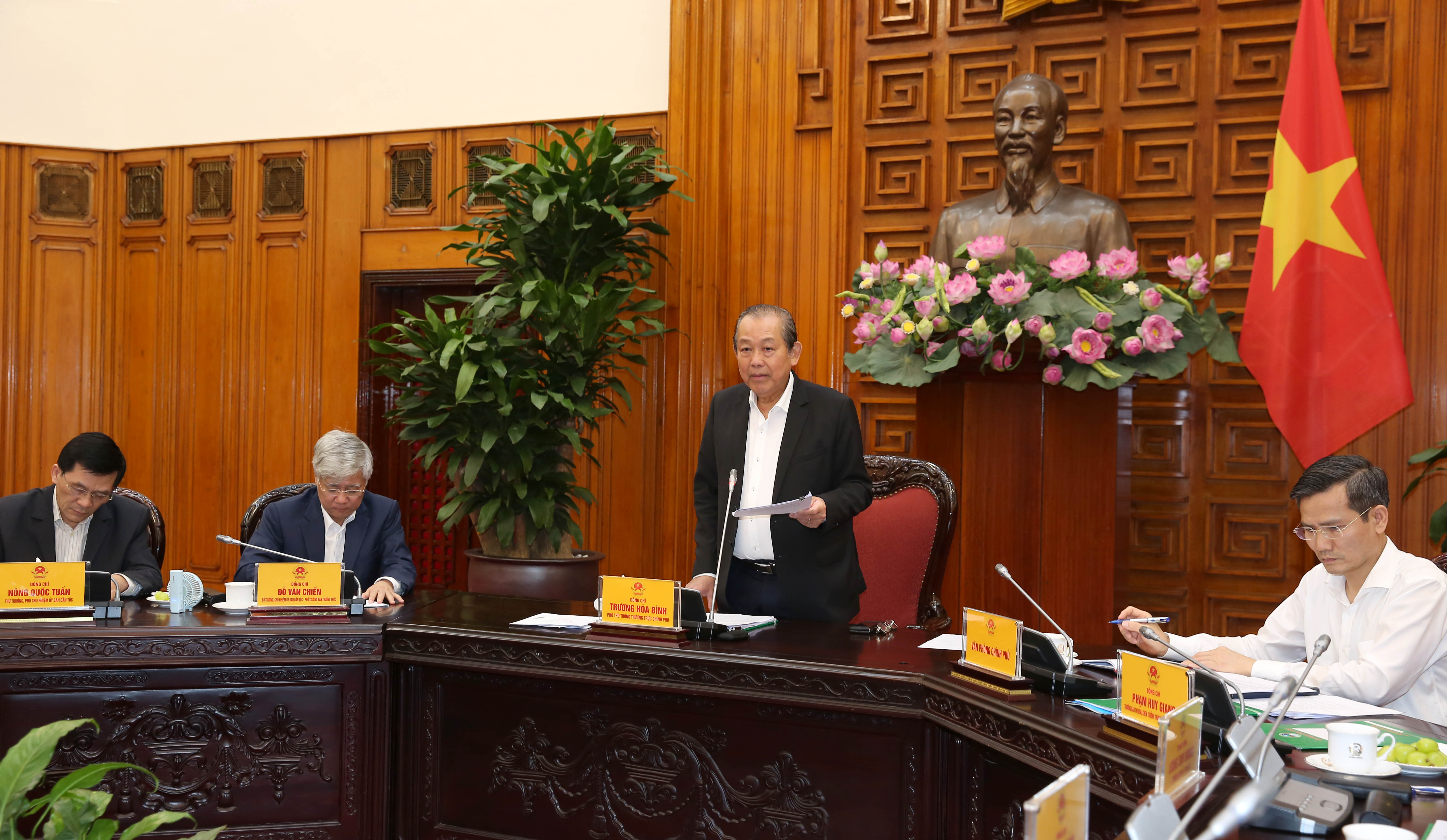 Phó Thủ tướng Trương Hoà Bình chủ trì cuộc họp của Ban Chỉ đạo tổ chức Đại hội đại biểu toàn quốc các dân tộc thiểu số lần thứ II. Ảnh: VGP/Lê Sơn