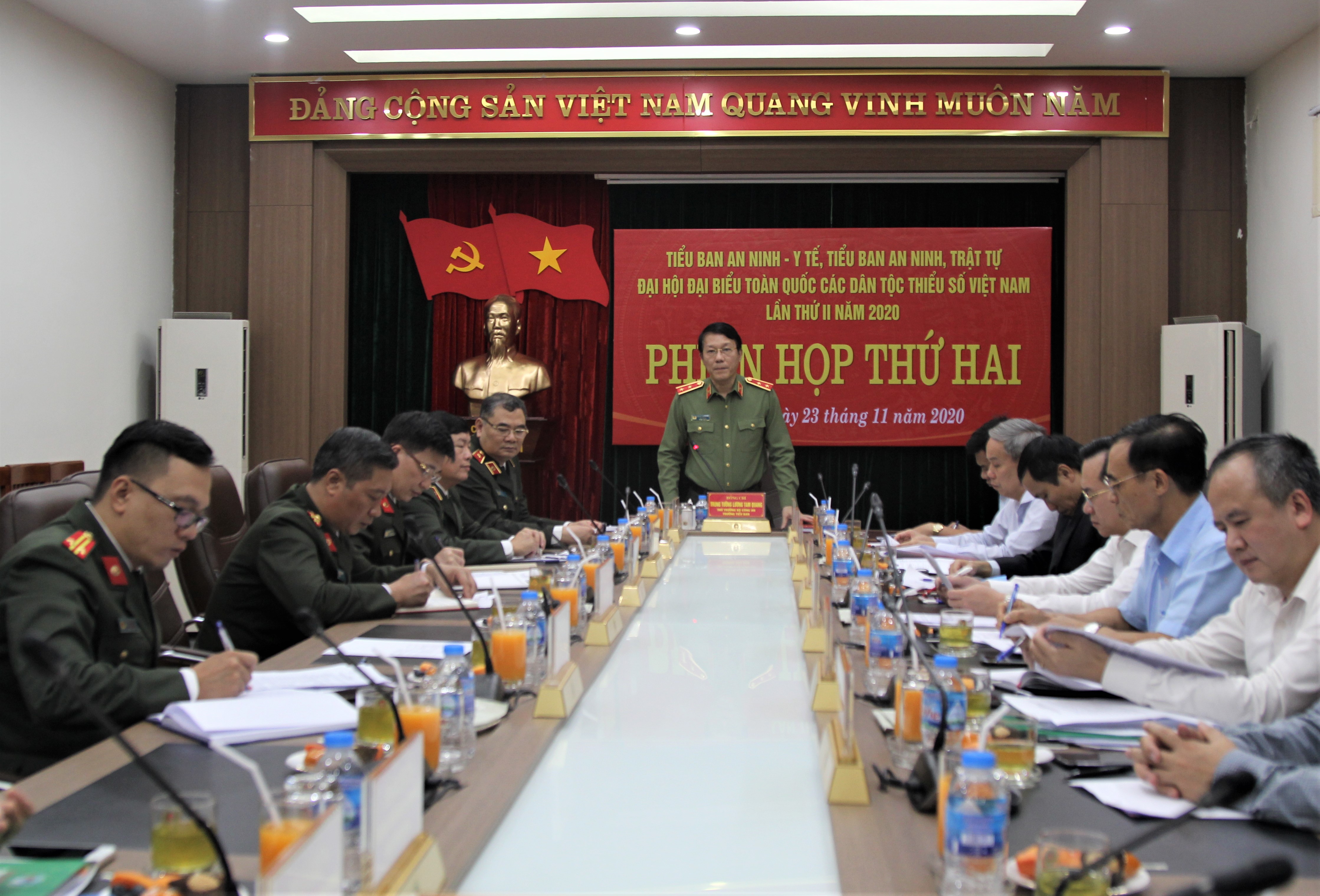 Trung tướng Lương Tam Quang, Thứ trưởng Bộ Công an, Trưởng Tiểu ban An ninh - Y tế phát biểu kết luận tại phiên họp