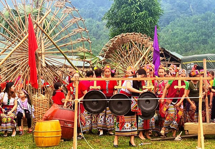 Du khách được đắm mình trong những hoạt động văn hóa của đồng bào Thái huyện Con Cuông